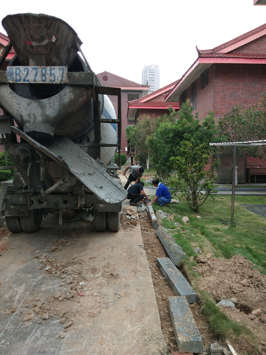 管沟边路沿石复原及复原浇筑混凝土路面_副本.jpg